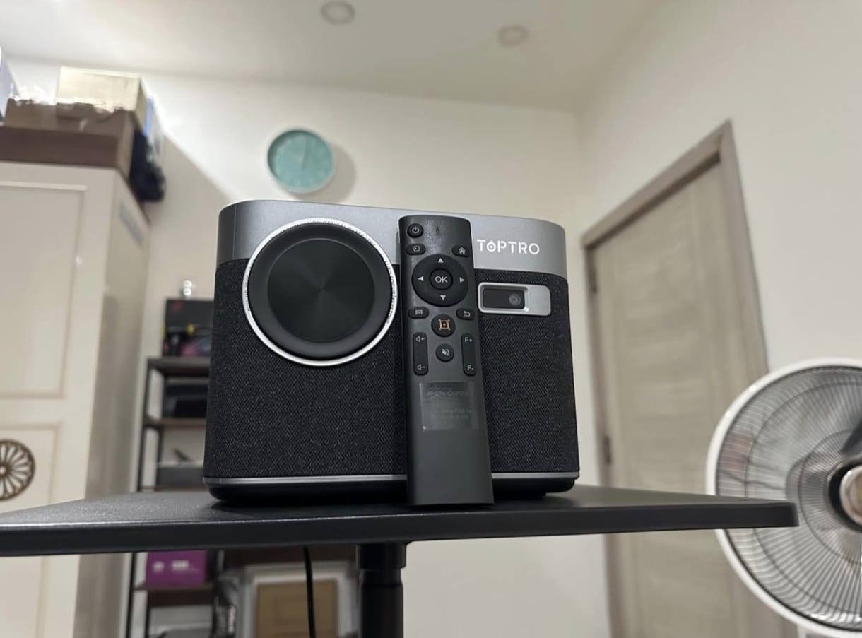 للبيع 145 مع التوصيل 
جهاز العرض الذكي TOPTRO X7 هو جهاز عرض شهير  مزود بنظام أندرويد مدمج، ويحتوي على تطبيقات مدمجة مثل نتفليكس ويوتيوب، بالإضافة إلى ميزات مثل التركيز التلقائي، وتصحيح الانحراف التلقائي، وواي فاي 6، وبلوتوث 5.2 لتوفير تجربة سينمائية منزلية متعددة الاستخدامات. تشمل الميزات الرئيسية محركًا بصريًا محكم الإغلاق ضد الغبار لمنع ظهور البقع، وسطوعًا عاليًا (حوالي 600-700 لومن ANSI)، وسهولة الاتصال عبر HDMI وUSB والبث اللاسلكي
ستمتع بالافلام والألعاب ومباريات حجم كبير تعرض اكثر من 5 متر


**إذا كنت صاحب هذا الإعلان وتريد حذفه لأي سبب، رجاءا أرسل رسالة إلى الدعم الفني**