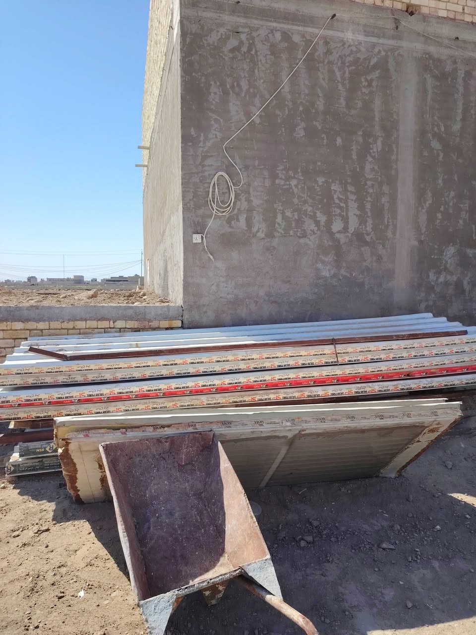 سلام عليكم سندويش مال محميه نضيف كلش اخو الجديد ٦ قطع بيهن طولهن ٤متار ونص وخمس قطع بيهن ٣ امتار واحجيات كلهنوحديد تفصال ومشبج قوي المكان بغداد الصبيات الستفيار اكثر تصل وبيك خير وتدلل ***********
