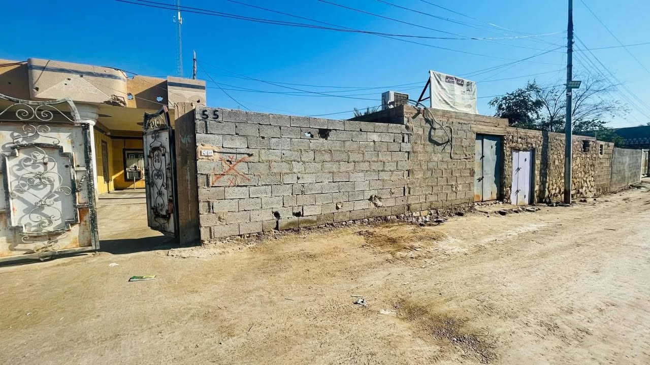 السلام عليكم
بسبب الوعود الكاذبة 

بيت كامل مع (مشتملات عدد 2) 👈 بناء حديث .#للبيــع 
المســـاحة : 1,020 متر 

#البيت_الاول_يشمل :

غرف_عدد_2 .
ديوانية الطول 8 مترات .
هول .
صاله استقبال . 8 مترات
صحيات خارجية وداخلية 
مطبخ .
محلات عدد 2

#اما_المشتمل_الاول : بناء حديث
غرف عدد 1
هول استقبال
مطبخ
صحيات 

#المشتمل_الثاني :
غرف_عدد_1
استقبال 
مطبخ بارد وحار 
صحيات . 

للاستفسار / ***********

العنوان : #الشراع_قرب_عيادة_الدكتور_لطيف و #مدرسة_جنة_المأوى_الابتدائية .
