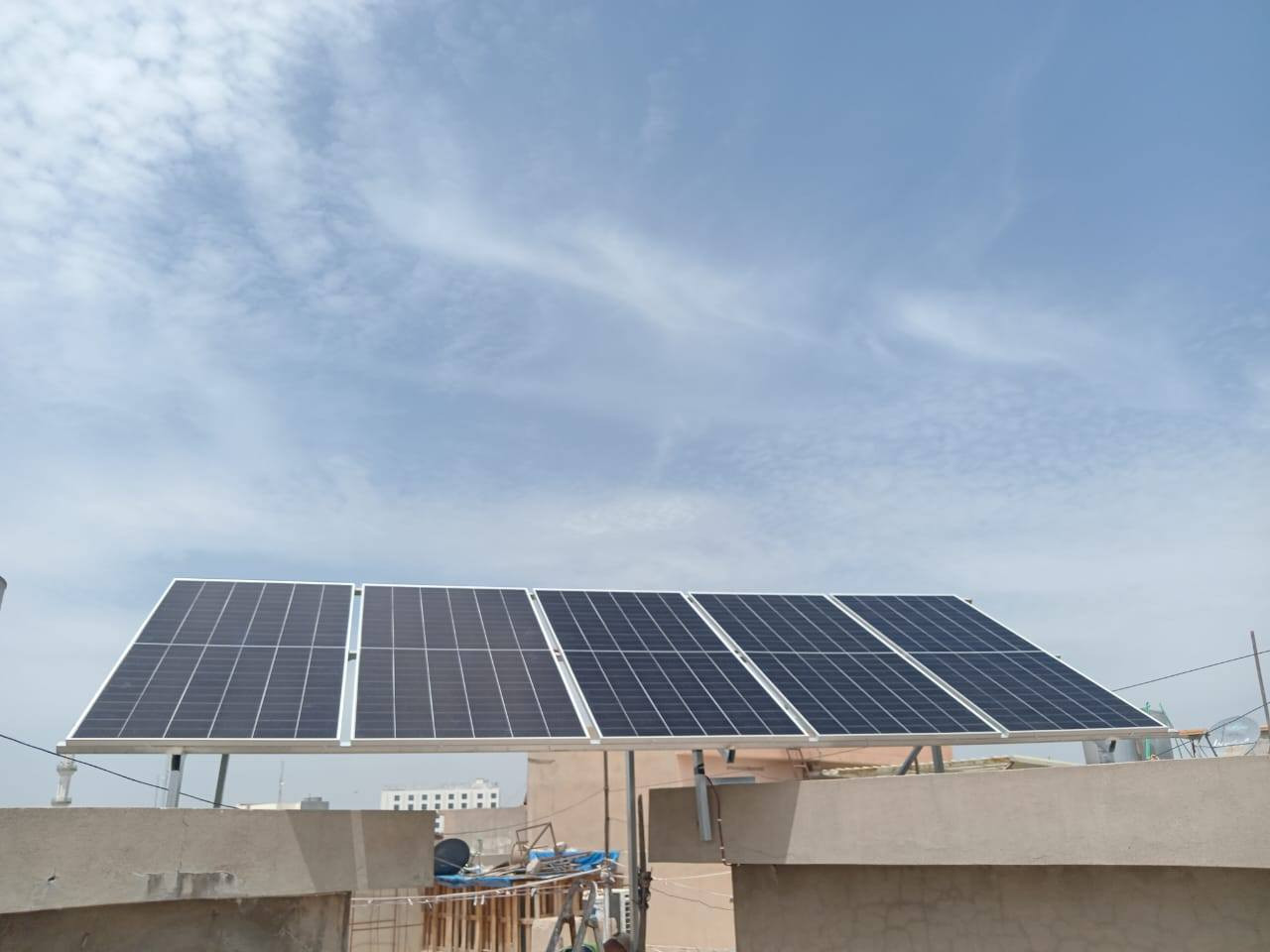 🚨العرض مستمر في مدينة الموصل .
 مشروع جديد من "شركة طاقة الذكية"  في الموصل – حي الوحدة ☀️

نفّذت شركة طاقة الذكية منظومة شمسية متكاملة للزبون: محمد عبد الرحمن 
📍 الموقع: الموصل – حي الوحدو 

⚡ مواصفات المنظومة:
🔹 انفيرتر SKE قدرة 6KW
✔️ ضمان سنتين

🔹 بطاريات ليثيوم HZ سعة 5KW عدد (2)
✔️ ضمان 5 سنوات

🔹 ألواح شمسية 620W عالية الكفاءة
✔️ ضمان 12 سنة

📊 أداء المنظومة:
☀️ إنتاج ممتاز خلال ساعات النهار لتغطية الأحمال الأساسية وتقليل الاعتماد على الكهرباء غير المستقرة.

💡 لماذا الطاقة الشمسية؟
✔️ كهرباء مستقرة طوال اليوم
✔️ تقليل كبير في مصاريف المولدات والوقود
✔️ تشغيل الأجهزة المنزلية بأمان وراحة
✔️ استثمار طويل الأمد يوفر عليك لسنوات

👷‍♂️ في "شركة طاقة الذكية" (https://www.taqa-smart.com) نقدم:
✅ منظومات منزلية وزراعية وصناعية
✅ منظومات On-Grid
✅ مكونات أصلية وضمانات حقيقية
✅ كادر هندسي متخصص وخدمة احترافية

📞 للاستفسار والتواصل:
Korek: ***********
Korek: ***********
Asia: ***********
Korek: ***********

🌐 "الموقع الرسمي لشركة طاقة الذكية"
https://www.taqa-smart.com

☀️ استثمر بالشمس… وودّع مشاكل الكهرباء.

#الطاقة_الشمسية
#شركة_طاقة_الذكية
#منظومات_شمسية
#SolarEnergy
#الموصل
