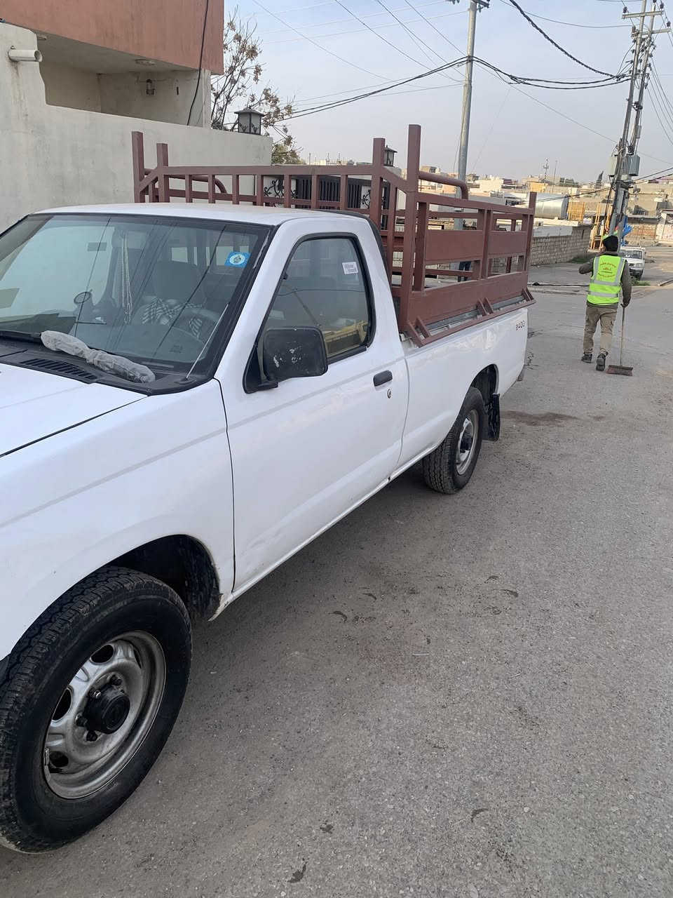 پیکاب نیسان مۆدیل ٢٠٠٢
رەقەمو سەنەوی تازەیە تا ٢٠٢٨ 
تەبریتە بەس پاوەر نیە
جێ جێی سبوغە بە حیزام ئەیفرۆشم 
یەک قنجی بچوکی پێشی هەیە بێ ناو گرتن 
کارباو هەموو گیانی بەشەرت
سەیارەکە لە هەولێرە سحری٨٥وەرەقەو مەجالێکی بریانە

رەقەم موبایل ***********
