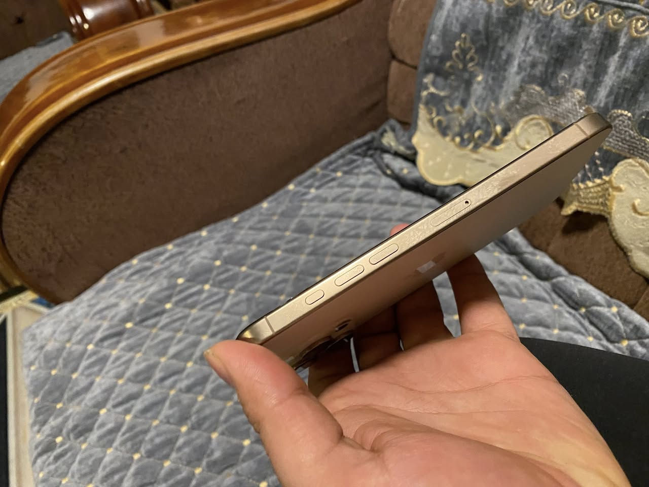 سلام عليكم 16 برو ماكس للبيع ذاكره 256  البطاريه 100 مشحون 176 مرا بعده بضمان ماستر اول استخدام ب تموز جهاز شخط واحد مابي  جديد كلش نضيف ويا كارتون وكفرين مكان بغداد الحريه  السعر 1450وبي مليون وربعميه وخمسين ***********
