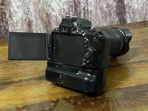 كامرة نيكون D5500
وياها عدسات ثنين 
70/300
55/18
الملحقات بطاريا حزام جنطه كرب هود  
***********
بغداد الحسينيه
