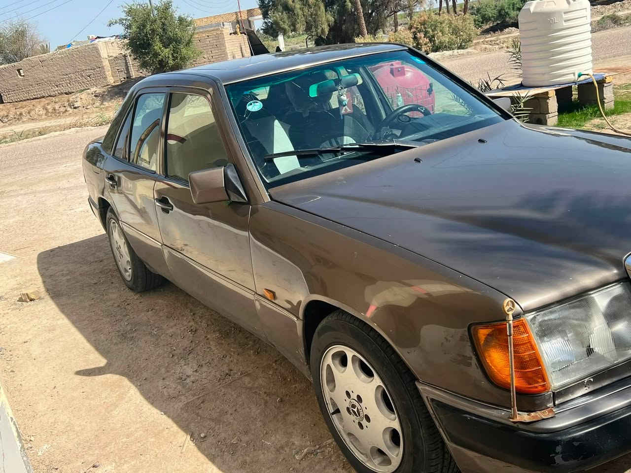 سلام عليكم مارسدس دب  موديل 92 
كامله من كلشي حداديه 
تبريد 
قواعد دبل وحده مصلحه 
محرك ثنين ونص 
سعر ٥٣وبيه مجال 
رجائا المو شراي لا يكسر حلال الناس 
رقم ***********
