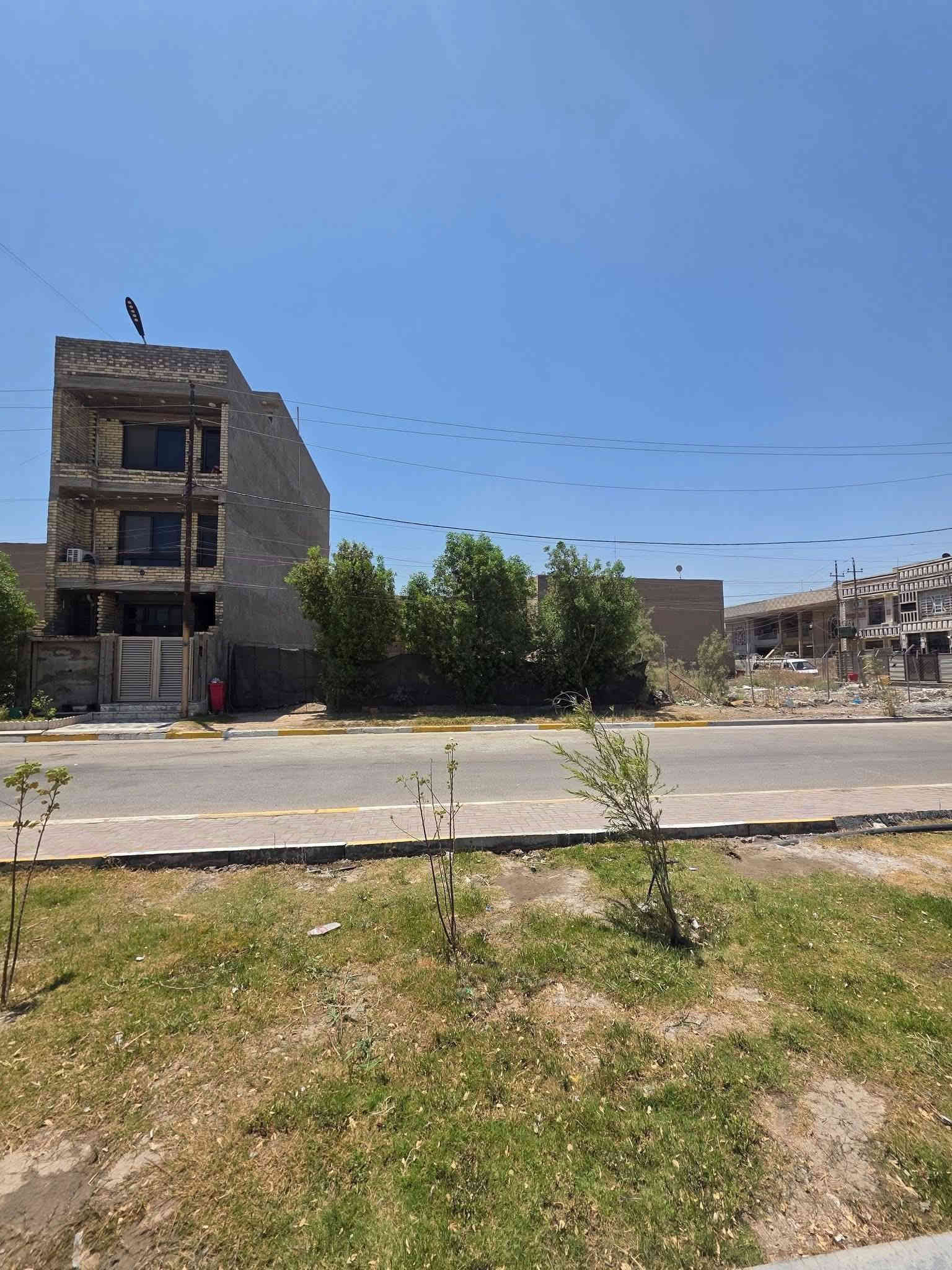 السلام عليكم قطعه ارض للبيع في حي الجهاد منطقه الاساتذه اربع شوارع قرب مجمع حي السلام السكني الجديد 
تبلغ مساحه القطعه ٣٠٠ متر واجهه ١٥ ونزال ٢٠ 
ملاحظه القطعه تقسيم حسب الطلب 
للاستفسار اتصل على هذه الأرقام 
***********
***********
ابو مرام للعقار@
