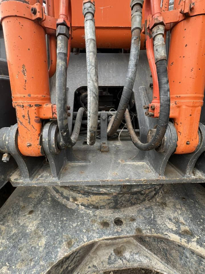 السلام عليكم 
للبيع حفاره زت ثري ٢٠٠٧ يابانيه ٢١٠ LC جاهزه للشغل محرك ومضخه تجفيت جديد 
رقم بغداد
للاستفسار ***********
العنوان الشوملي
