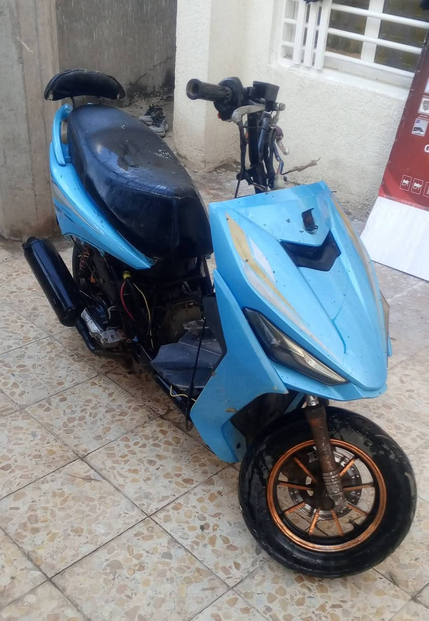 السلام عليكم دراجة FSاف اس دراجة مكينة ما مفتوحة بلادية بس طك الهندر وتشغل سلف كاعد باترية وتركتة صالنصة جديدة حاليا ابيع كوم حديد الشراي يتصل أو يراسلني 
***********
