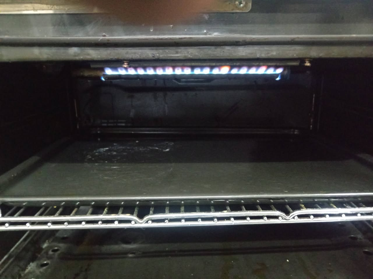 السلام عليكم طباخ عشتار نظيف مشتغل قليل واضح كدامكم بالصور والفيديو كله شغال نازك قياس ٦٠في٨٠ مكاني الصليخ منطقه ال٦٠٠ والشراي يتصل ولي يعرف قيمته الاتصال ***********
