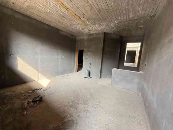 السلام عليكم. بيت حي الجامعة مقابيل جامعة المثنى و كليه الهندسة بالضبط كماا موضح في الصور.
البيت مساحة ٢٥٠م. يتكون من ٤ غرف نوم واحده منهم سويت و المطبخ حار وبارد و مكشوفات عدد ٢ و حمامات داخلية وخارجية و كراج للسيارة وحديقة.
الطابق الأول. كامل من ناحية اللبخ،كهرباء ،مجاري و صبة نظافة.
الطابق الثاني غرفتين و صالة و حمامات و سطح خارجي في الطابق الثاني بالاظافه للسطح  الكبير. الطابق الثاني ع وضع الطابوق. 
البيت مطلوب للإسكان.

للاستفسار الاتصال على الرقم ***********
