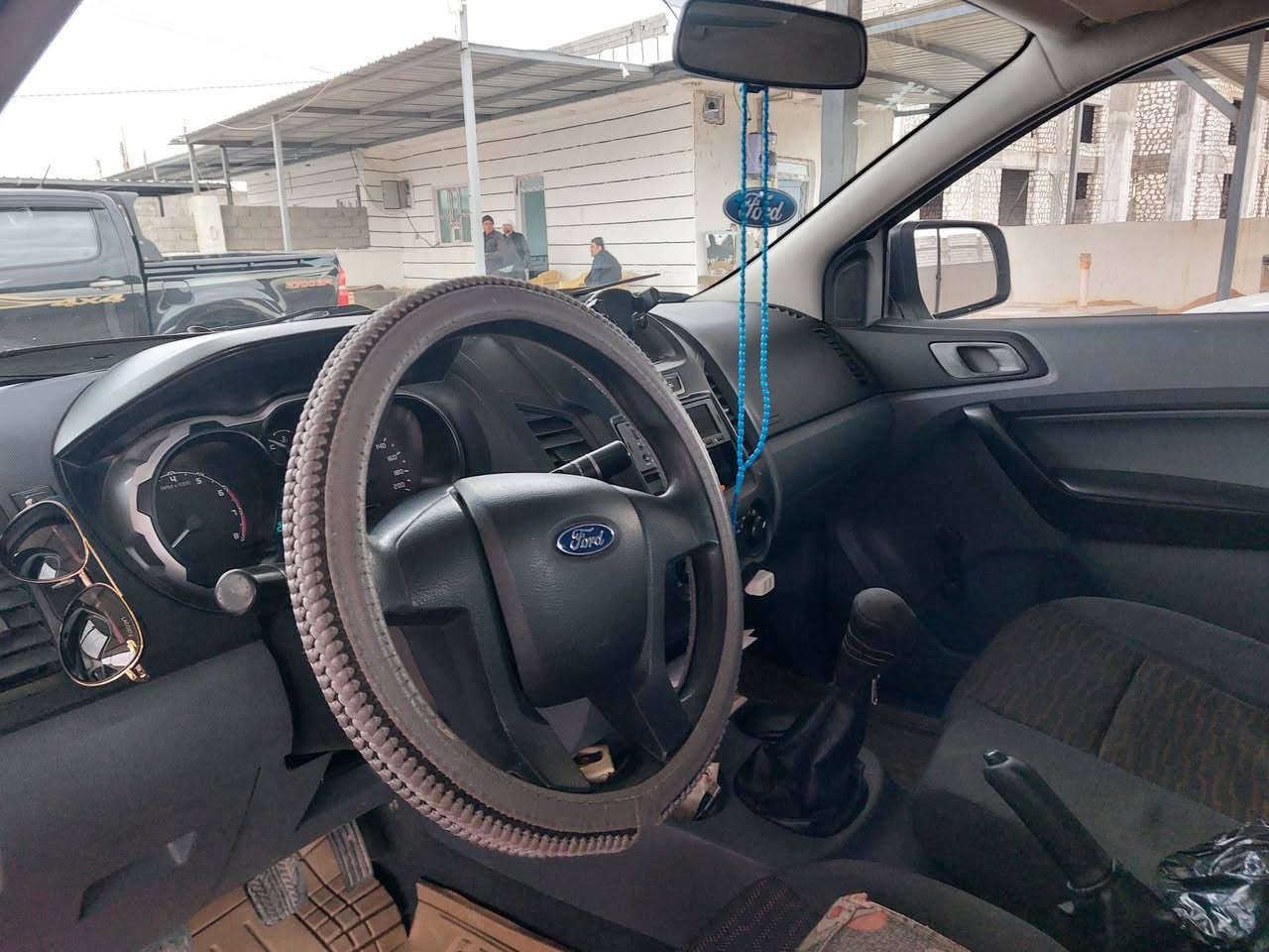 فورد رانجر 
موديل 2013 
رقم بغداد
كير عادي 
تو ويل 
بانزين
للتواصل : ***********
