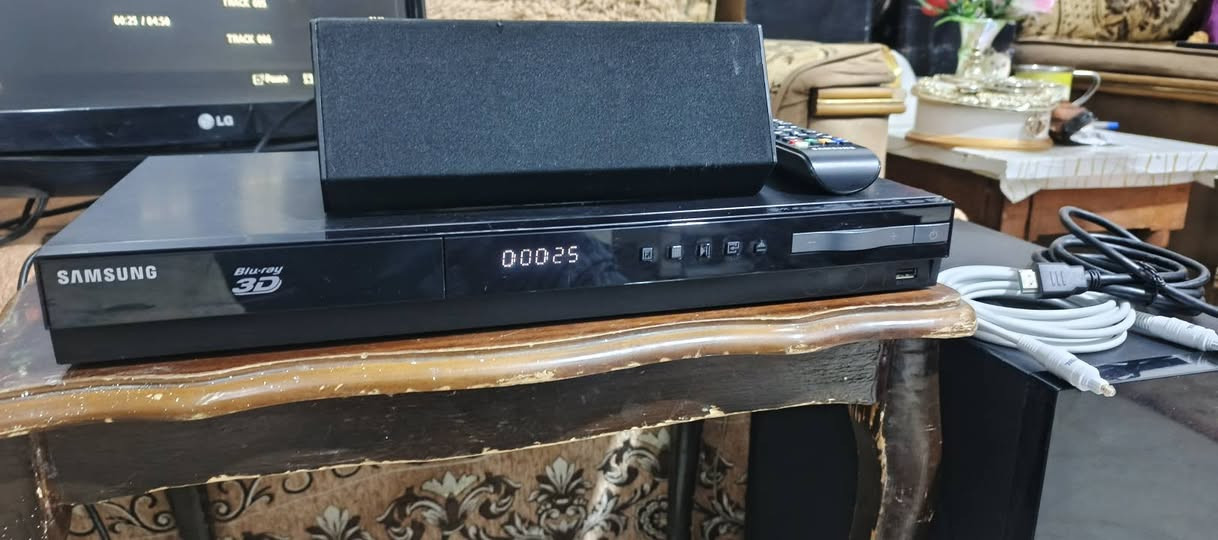 السلام عليكم .
جهاز مسرح منزلي و مضخم هوم سينما سيستم ماركة سامسونج نظام حديث بلوراي 3D .
 ..استيراد وكالة الكويت . 
نظافة ممتازة و بلادي شغال بالكامل .
 يشغل 6 سماعات ملحقاته ريموت اصلي مع كيبل اوبتكل و كيبل HD  والتوصيلات . 
 مع بلوتوث خارجي نوع ممتاز .  مواصفات :
مشغل جمیع الاقراص بلوراي 3D وDVD و CD و MP3 يعرض عالشاشة 3D . ثلاثي الابعاد .
ربط انترنت LANلتشغيل تطبيقات يدعمها الجهاز
 اواكس مضخم صوت لربط  اي جهاز  اخر عليه
بلوتوث .للربط مع النقال .
اوبتكل لربط كيبل ضوئي مباشر مع الشاشة .
فلاش رام ..مشغل صوت + فيديو .
راديو باحث FM مع خزن قنوات مفضلة .
مع خاصية ايكولايزر للتحكم بنغمة الصوت والتضخيم وتقسيم للسماعات التي تعمل بالنظام المسرحي المحيطي و نظام الاستيريو عالي الوضوح ..شغل الجهاز جدا راقي و ممتاز من علو بالصوت وتضخيم دمام قوي جدا لليريد بيز قوي 
 السعر ٢٠٠ الف نهائي اخوان من الاخير .
للاستفسار او المراسلة عالخاص بلا زحمة او 
*********** البصرة . موجود توصيل شركة .
