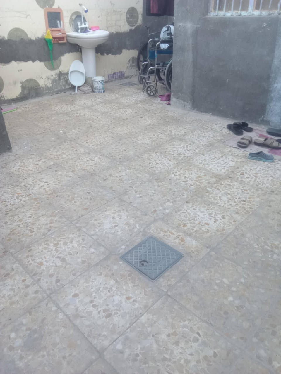 البيع بحي زهور مساحه 100) قرب مدارس ***********
