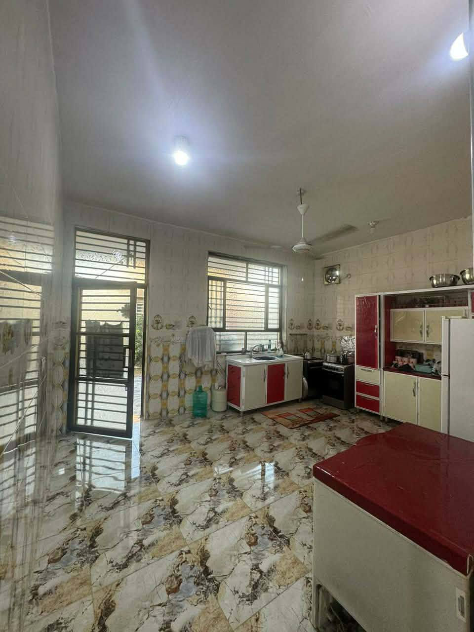 بيت مساحه الكليه ٨٠٠ حديقتين حديقه جانبيه وحديقه أمام البيت بناء حديث ٣ وصاله ومطبخ واستقبال ومجمع صحيات داخلي وخارجي بناء طابوق كونكريت مابي اي نقص  عل فرعين البيت  حله ورديه سيف سعد  خلف بيت النائب حبيب الحلاوي يبعد ١٥٠ عن التبليط ومن التبليط الثاني يبعد ٥٠ متر استفسار *********** اتصال مع وتساب
