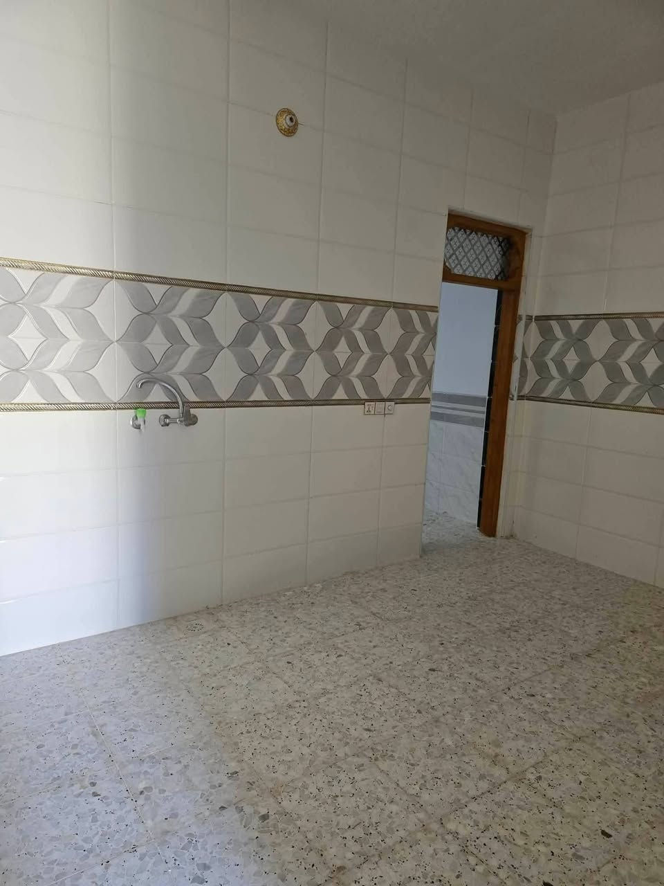 بيت 100 متر شارع ١٥ طابق واحد حي النداء بداية منطقة ٥٩
يتكون من غرفة وصاله واستقبال ومطبخ وصحيات
صب كونكريت اساس وسقف طابوق نهروان بناء حديث

مفتوح على شارع ٣٠ وقرب جامع أمناء الرحمن
#السعر ٨٥ وبي مجال
***********
