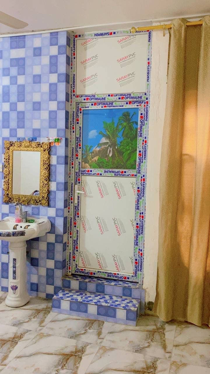 السلام عليكم 
بيت للبيع المساحة 120 متر في حي الصحة خلف المدهش الطابق الاول يحتوي على ( صالة - مطبخ - هول - غرفة نوم - حمام - مناور عدد 2 ) و الطابق الثاني يحتوي على ( غرفة نوم - حمام - سطح كبير ) الارضية بورسلين درجة اولى  البيت عالي عن الشارع للاستفسار الاتصال على الرقم ***********
