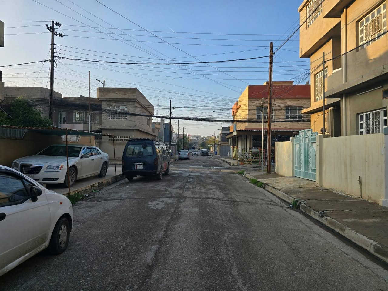 الدار للبيع يصلح للاستثمار
الموقع الموصل حي الصديق قرب جامع المهيمن 
المساحة ١٤٢ متر واجهة ٩ الا ربع 
البيت مفصول طابقين درج خارجي 
الطابق الارضي غرفتين نوم واستقبال وهول داخلي وصحيات ومطبخ
الطابق الثاني غرفتين نوم وهول داخلي وغرفة معيشة وصحيات ومطبخ 
للاتصال على الرقم ***********
او التواصل على الخاص 
مكتب نون لتجارة العقارات الكائن في حي المصارف مقابل مسبح الابراج قرب مطعم قصر السلطان
 اوقات الاتصال من الساعة العاشرة صباحا وحتى الساعة التاسعة مساء
