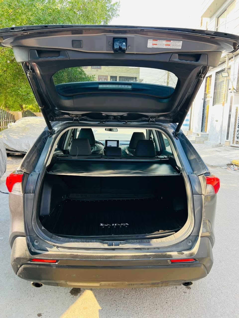 السلام عليكم عندي راف فور للبيع موديل 2023 وارد امريكي حادث بنيد فقط بيها تعديل براس الشاصي الامامي السونار مرفق بالمنشور رقم بغداد بأسمي فوول مواصفات 1/1 
1-فتحة 
2-بصمة 
3-شاشة جبيرة 
4-كامرة دوارة 
5-اشاير بالمري 
6-كشن السايق كهرباء 
7-ويل كروم 
8-لايتات زنون عالي وناصي 
9-رادار امامي 
10-رادارات جانبية 
11-نظام كار بلي ويه البلوتوث 
12-اوتو هولد 
13-نظام اطفاء السيارة عند الوقوف 
14-فور ويل 
15-مكينة 2500 
16-حساسات خلفية 
17-هند بريك بصمة 
18-تدفئة بالستيرن 
19-تدفئة بالكشنات 
20-نظام صعود المنحدرات 
21-ثلاث وضعيات قيادة 
وبعد بيها مواصفات هواية ممذكورة مكان السيارة بغداد الطوبجي رايدها ب 185 وبيها مجال للاستفسار الاتصال ***********
