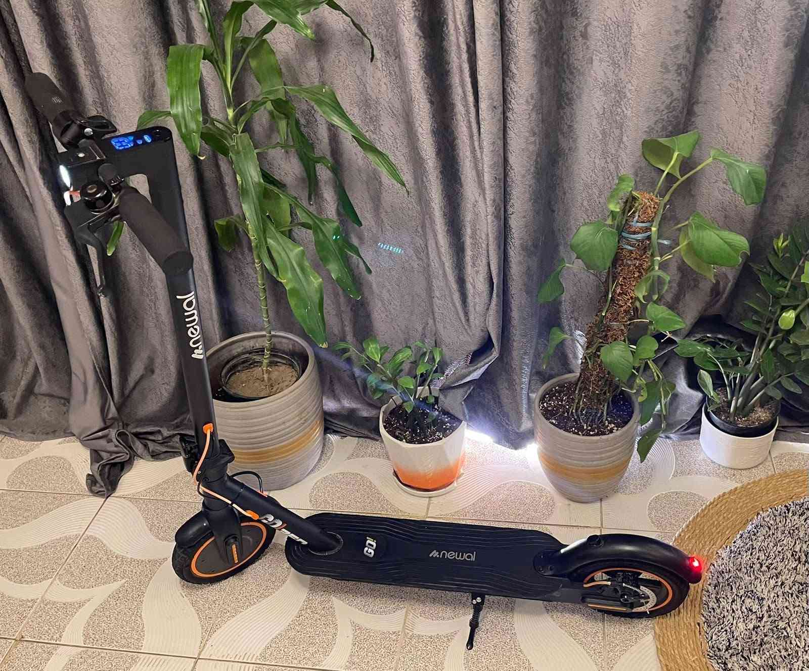 سكوتر اخو الجديد مستعمل شهر نضافة ١٠٠٪ بطاريات ليثيوم بعدهم جدد يمشي بالشحنة ٣٥ كيلو عن تجربة وبي ٣ سرع سبورت وميديام وD سرعتة ٣٠كم حقيقي سحب قوي جدا يبطنش عل كاع،، تايرات نفخ،، يتحمل وزن ١٥٠ طبيعي،، ملائم لكل الاعمار،، رايدة ب٢٧٥ ومجال بسيط وضمان انطي بي سنة،، مشتري باربعمئة،،
بيتي بالمنصور واكو توصيل
***********
