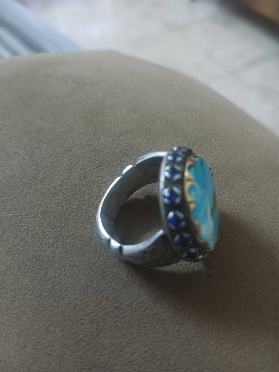 محبس فضه ثقيل شذرة يماني قديم مخطوط مع محبس فضة داير ذهب عيار 21 وزن الذهب أكثر من غرامين شذره نيشابوري قديم للبيع ***********
