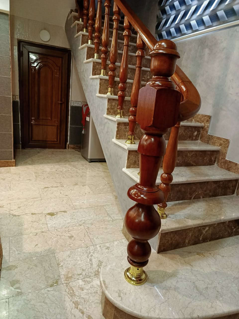 دار للبيع في حي الجزائر شارع المطاعم مساحة 600م²
*********** هذا رقم صاحب البيت 
فرع گصابية لحوم الجزائر ثاني باب على اليسار
