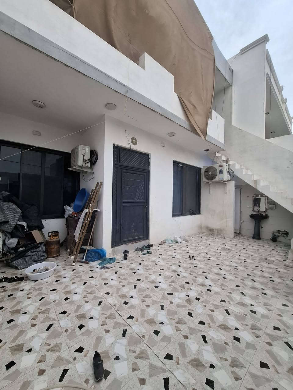 دار للبيع 162 متر ركن طابقين مقابل شورجة ازاد راعي
طابق الاول.. 2 غرفة نوم هول مطبخ استقبال صحيات عدد2
طابق الثاني مطبح + هول غرفة نوم صحيات 
فرع عريض 18 متر  قريب جدا من شارع العام
فول خدمات كهرباء ماء حلو كل يوم تبليط 
فول سيراميك 
نظام دكت مركزي + نظام كاميرات 
سعر 70مليون بي مجال هاتف ***********
