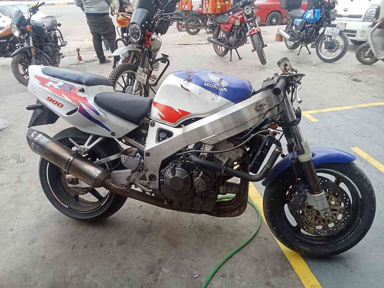 اسلام عليكم دراجه هوندا CBR900RR للبيع دراجه شغاله كلج جديد بس كامت صعد دهن على البلك خانه وحده على حطتها 1.300 *********** مكاني بغداد
