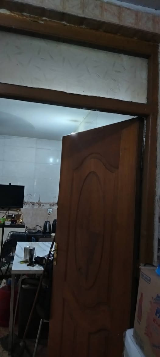 أبواب خشب اربعه وأبواب المنيوم2 وبيبان حديد وشبابيك بحاله جيده للبيع للتواصل عالواتسب ***********

