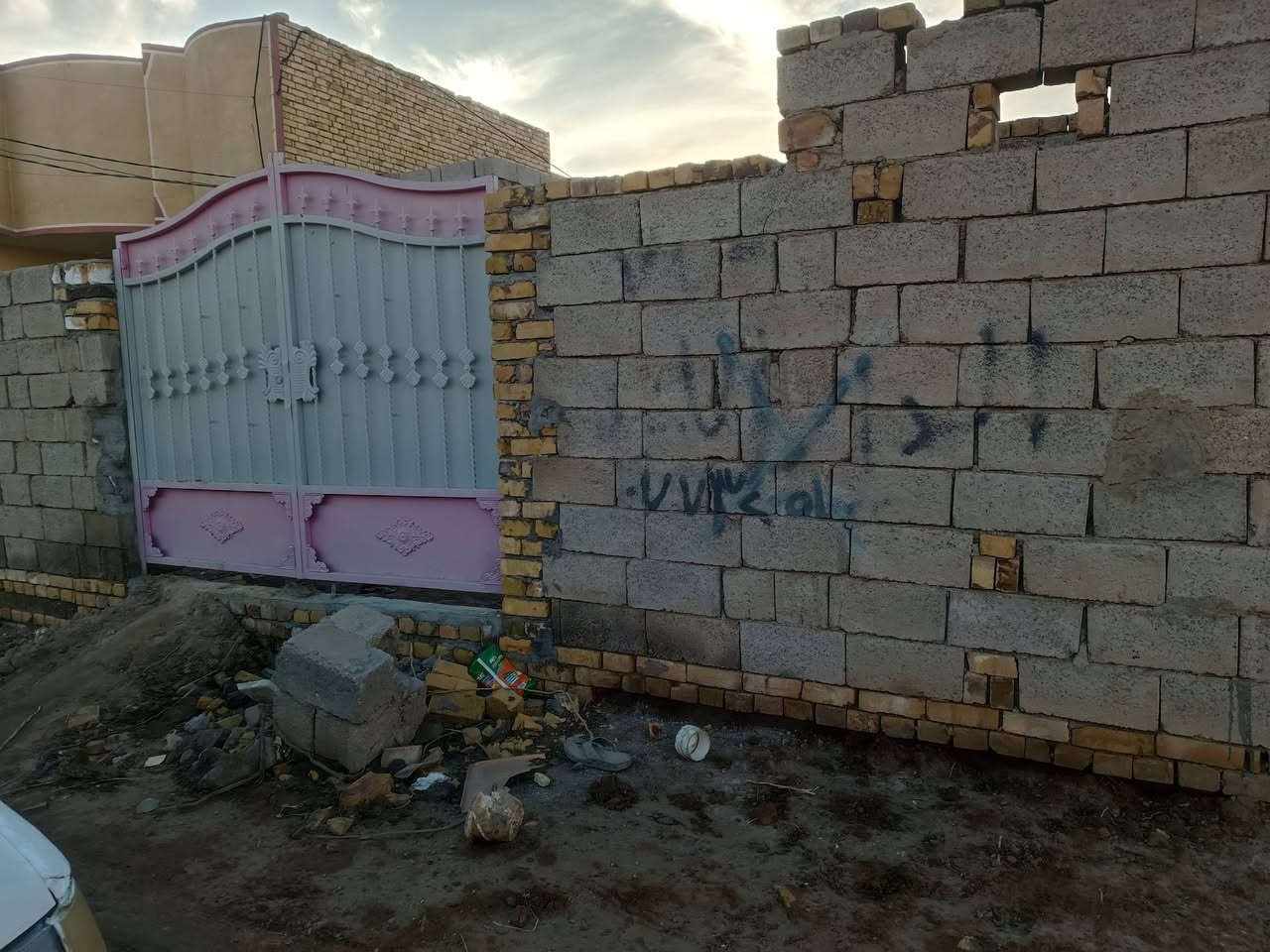 السلام عليكم  بيت البيع واصل السكف مساحه 200متر غرفتين وصاله وحمام داخلي ومطبخ وستقبال وصحيات خارجيه الموقع طريق ابو الماش حي العدل الفرع الثاني يبعد عن سايدين 80متر سابع بيت عن سايدين السعر 35وبيه مجال التواصل واتساب او خاص ***********
