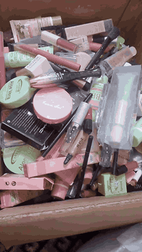 تصفية كارتون مكياج اكثر من 180 قطعة ب50 وبي مجال باقي التفاصيل خاص او واتساب *********** شلعة شلعه تصفيه
