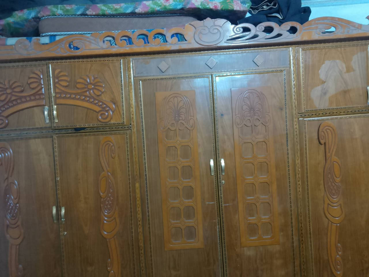 سلام عليكم غرف نوم نضيفه كلش كامله نص الغرفه ما مشدوده للبيع بسعر مناسب 750الف وبيهه حك الجيه  ***********
