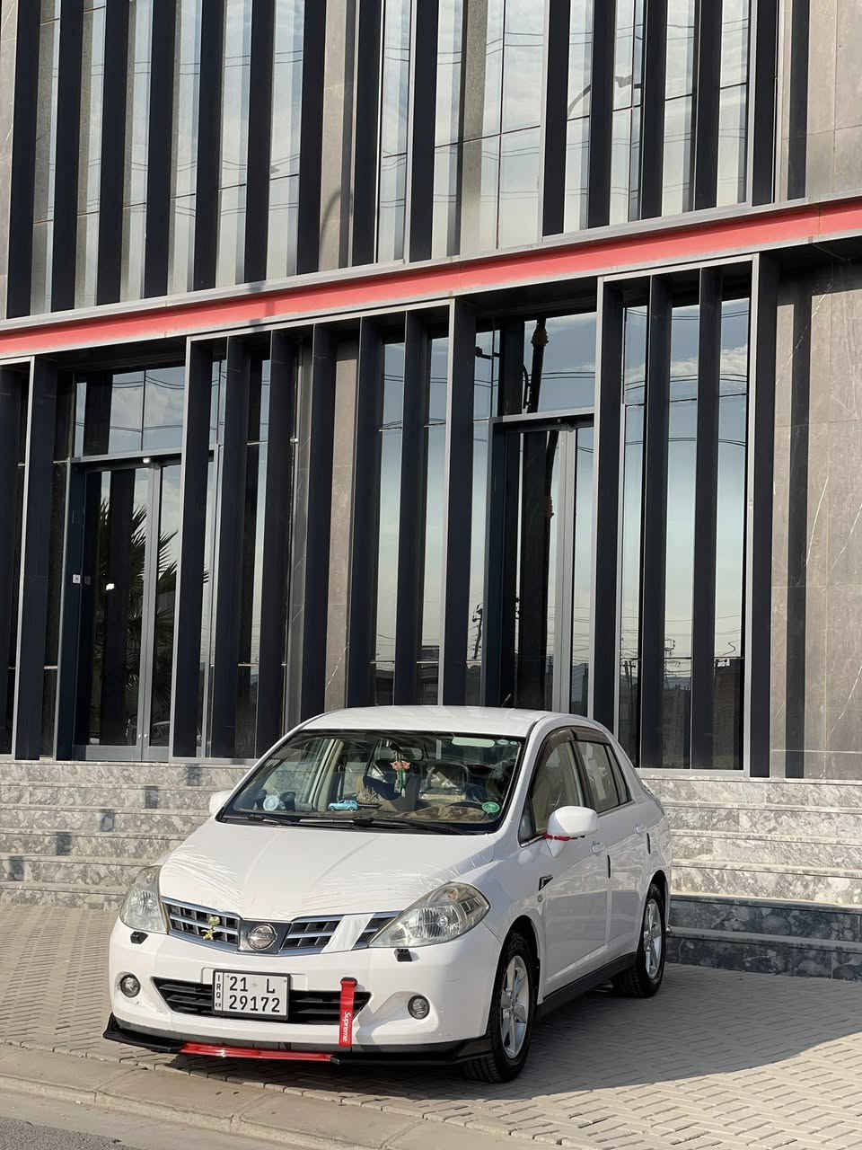 نیسان تیدا مۆدێل 2009 سەیارەکە بێ بۆیاخە یەک پەڵە ساردی هەیە  دوو سێ چاڵی لە سەقفیا هەیە زۆر بچوکن سەنەوی تا 2031 تازەیە بەناوی خۆمەوەیە چوار تایەو ولی شەریکەم خستۆتە سەری کراوە بە بەسمەو شەغال یەک دینار مەسرەفی تیا نیە ماڵی دۆستە سەیارەکە تا بڵێت جوانە *********** ئەگەر مشتەری نیت سەرمان مەهێشێنە لەگەڵ رێزم
