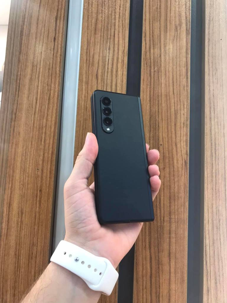 Samsung Galaxy Z Fold 3 5G 
256GB - 12GB
مستخدم نضافه عالية عربي شرق اوسط 
للبيع أو مراوس جهاز نضيف كلش دبل شريحه مع شاحنه اصليه 
جهاز مكفول من كلشي سعره 370  الف  Galaxy Z Fold3 5G
نضافه 100 % رقم الهاتف  ***********
جهاز شرط الفحص مامفتوح ولا مصلح جهاز خير من الله 
شحنه حلو كربلاء, العراق
