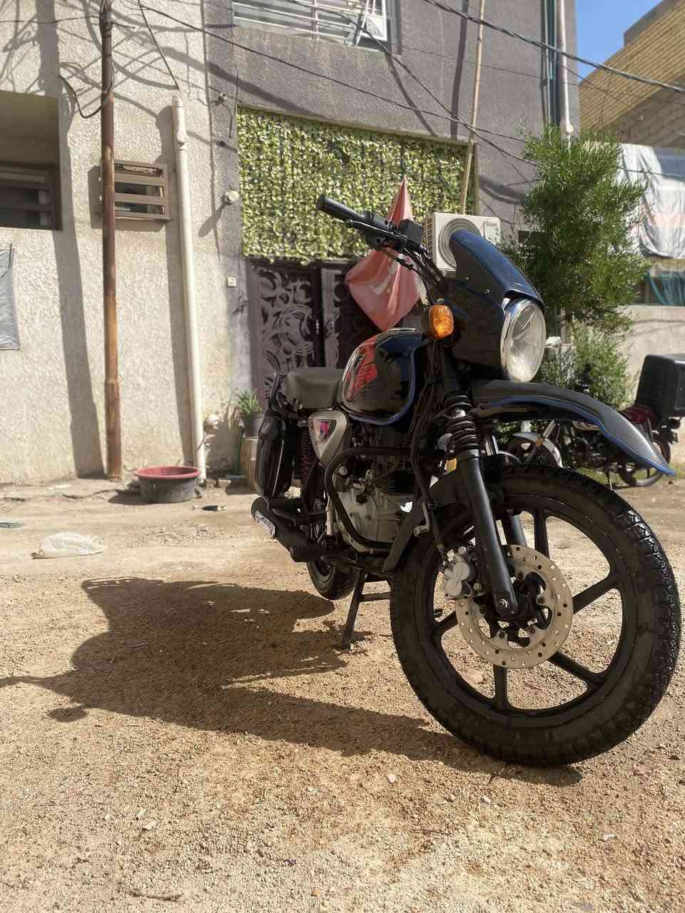 السلام عليكم أخواتي  بوكسر موديل 21دراجه نضيفه وكلش حلوه مابيها  لا خيط بخار ولا ادخان اسود دراجه مداريها لان شايلتني. 
ادير الها دهن أمزويل سعر التر ب١٧يشهد ربي 
قبل ٣ايام تاير وجوب  أمامي ايراني اصلي مو صيني  الدراجه ومامشتغل بيها دلفري دراجه عارضها 1400 وبيها مجال بسيط تقديران الجيتكم واني خادمكم وأخوكم الزغير مكاني كربلاء 
رقمي ***********
