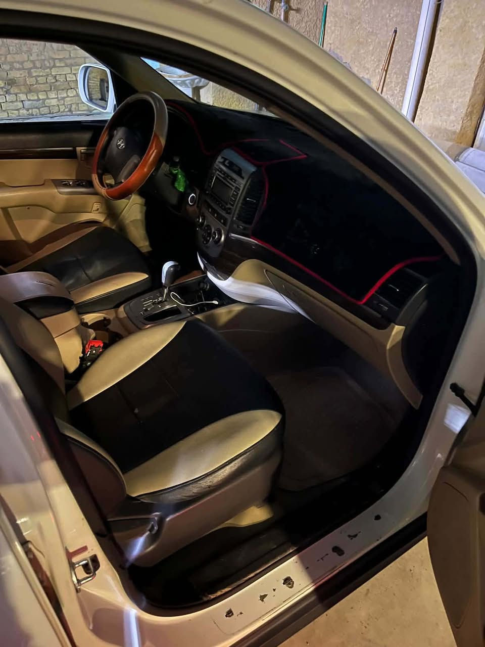 السلام عليكم من رخصة أعضاء الكروب
سنتافيا موديل 2012 الشركة العامة 
محرك 6سلندر 
سبعة راكب مقاعد جلد 
تبريد وتدفئة كلة شغال تلاث قطع 
محرك وكير وضع الشركة 
السيارة خير من الله باسمي تحويل ثاني يوم 
السعر 148ورقة 
متواجد على الفيسبوك 
الرقم ***********
