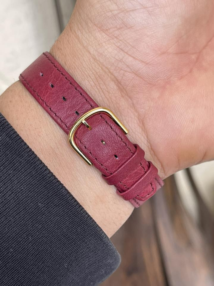 سلام عليكم
ساعة البيع 
ماركة HORNET ياباني اصلي 
قديم ارقام روماني كلاسك 
سير جلد اصلي مرن 
مختم يبان ضد ماء سنل ستيل اصلي 
مينه لون مميز 
تعمل دقة عالية 
سعر ٣٥ 
عنواني بغداد الدورة يوجد توصيل بغداد ولكل العراق 
***********
