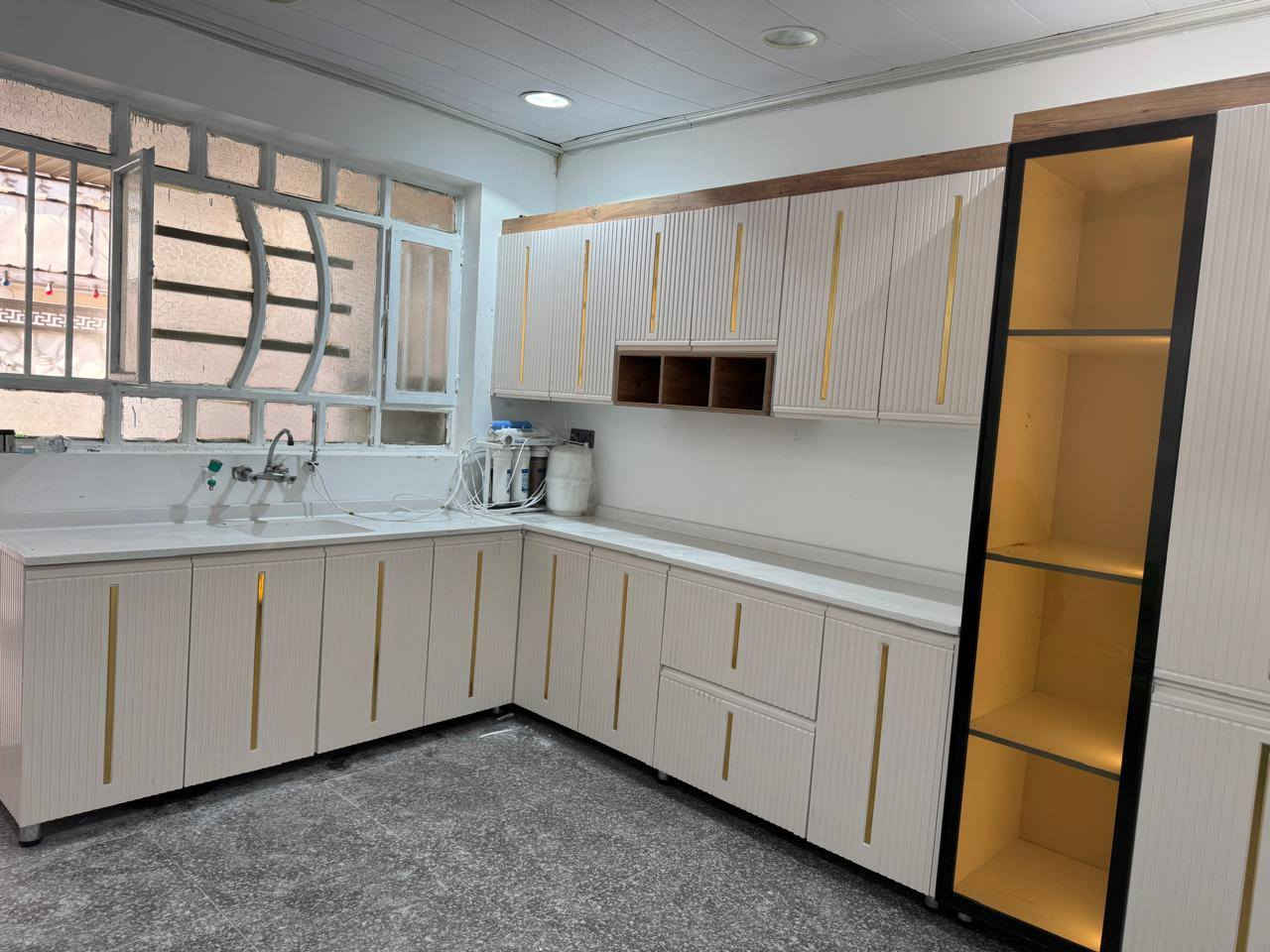 كاونتر المنيوم ابواب خشب.    راسلني عالاواتساب ***********جديد العنوان اربيل
