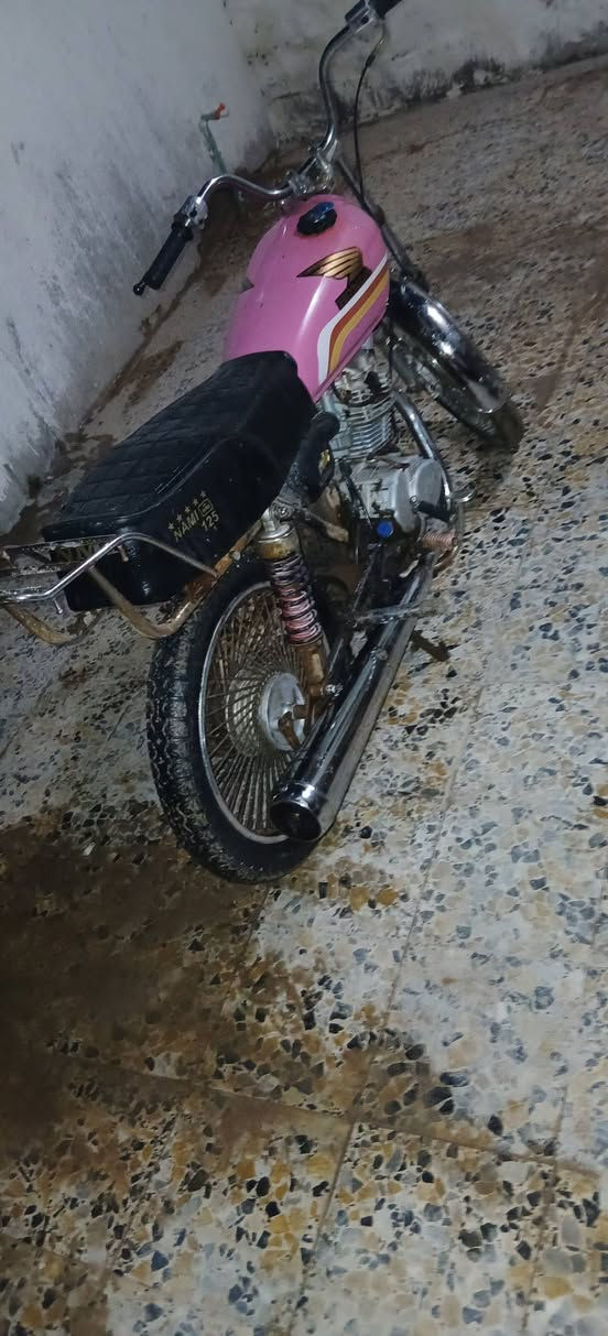 سلام عاليكم دراجه نامه شلامجه اورقها ضايعه ستوى مجفتها بدالها بوشه وبستم دراجه نضيفه وحلو وكفالك من البوكه امكان شط العراب جزيره يم جسر خالد سعر 280 وبيها مجال الستفسار ***********
