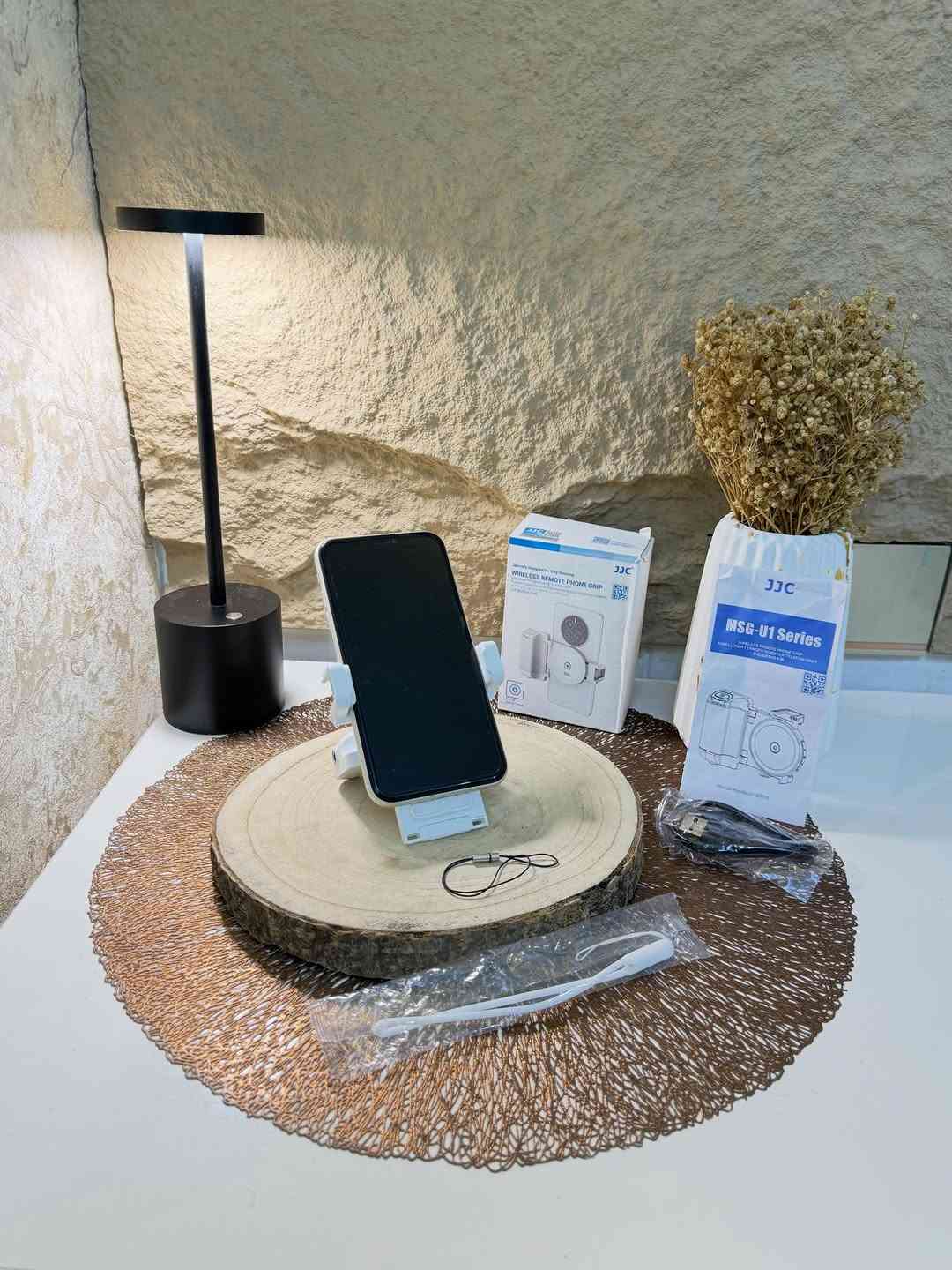 مقبض يدوي حامل للهواتف لالتقاط الصور شحن محمول 
شحن (تايبسي) نظام متطور وحديث 
حامل هواتف مع مقبض مريح عند التقاط الصور بالكاميرا الأمامية والخلفية 
مقبض يدوي  مناسب لجميع أجهزة الآيفون والاندرويد 
جهـاز صغير الحجم سهل الحفظ والحمل  سهولة في التقاط الصور وتصوير الفديوات في مختلف المجالات 
يمكن ان يكون ستاند لمشاهدة الأفلام وغيرها 
يدعم جميع أجهزة الهواتف لاسلكي بلوتوث 
يمكن من خلاله التحكم في وضعيات الهاتف 
جديد بالباكيت مع كافة الملحقات 
للتفاصيل اكثر داخل الموقع الرسمي 
السعـر ١٥ الف 💰
ملاحظة (عند الشراء فحص المنتج قبل مغادرة المندوب بعدها نكون غير مسؤولين)
توصـيل 🚚 بغداد ٥ آلاف 
توصـيل 🚚 محافظات ٦ آلاف⁩


**إذا كنت صاحب هذا الإعلان وتريد حذفه لأي سبب، رجاءا أرسل رسالة إلى الدعم الفني**