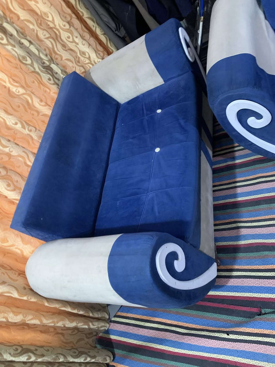 تخم 10 مقاعد هل موجود. سعر 100. عنوان حله نادر ثالثه ***********
