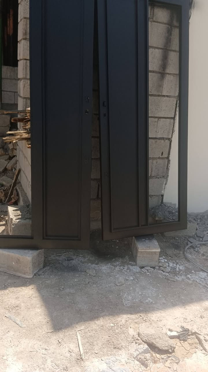 متجول 🚘صباغ حديد ابواب + شبابيك + جدران كافة المحجرات
تنضيف انواع الـ حديد
الهاتف /***********
