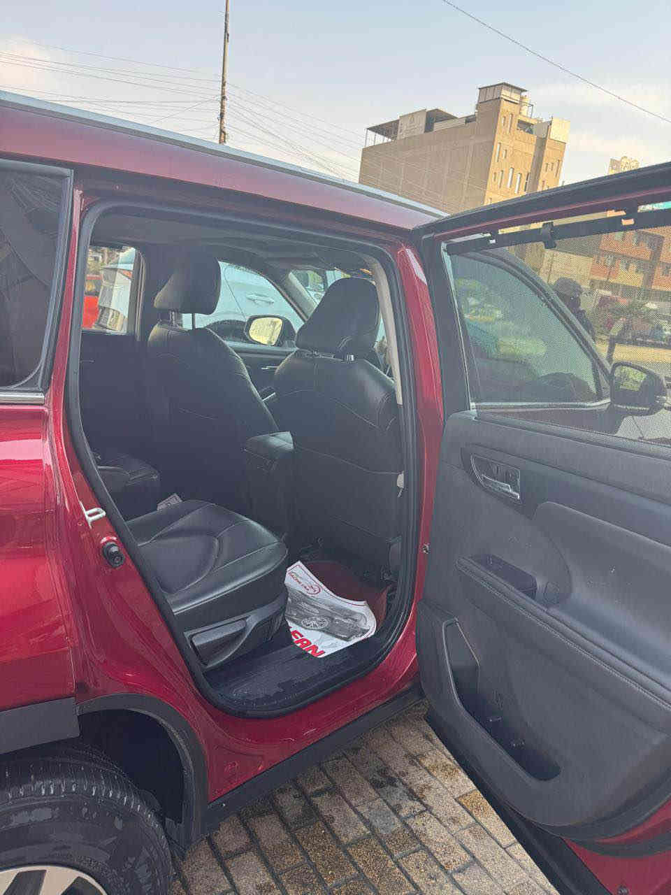 سياره للبيع تيوتا  هاي لاندر 6 سلندر موديل 22 بدون ايرباك حادث سرقه باب وجاملغ ودعاميه اماميه ورجعن نفسهن ونعاد صبغهن السعر 32 3 دفاتر و20 ورقه
ومكاني بغداد المحرك مامفتوح والسيارة جاهزه من كلّ النواحي
الأتصال على *********** د/ محمد بغداد
