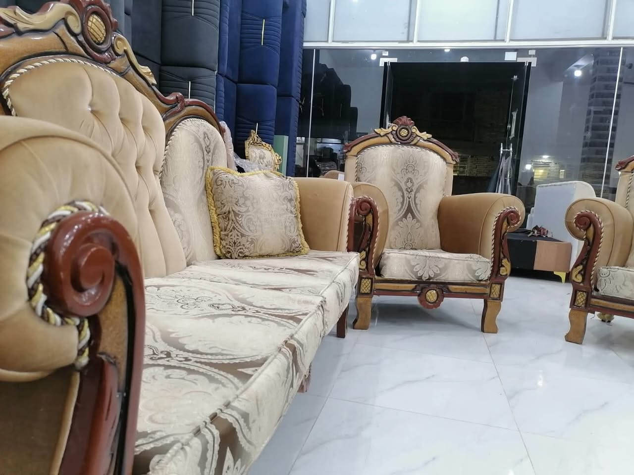 تخم مستخدم بس نظيف بيع او مراوس سعر مناسب ١٠نفرات ٦قططع ٤كراسي ٢قنفات
لعنوان كوت زين القوس شارع مله قرب مجمع تركي ازياء يابلاش
للستفسار ع رقم *********** واتساب اتصال
