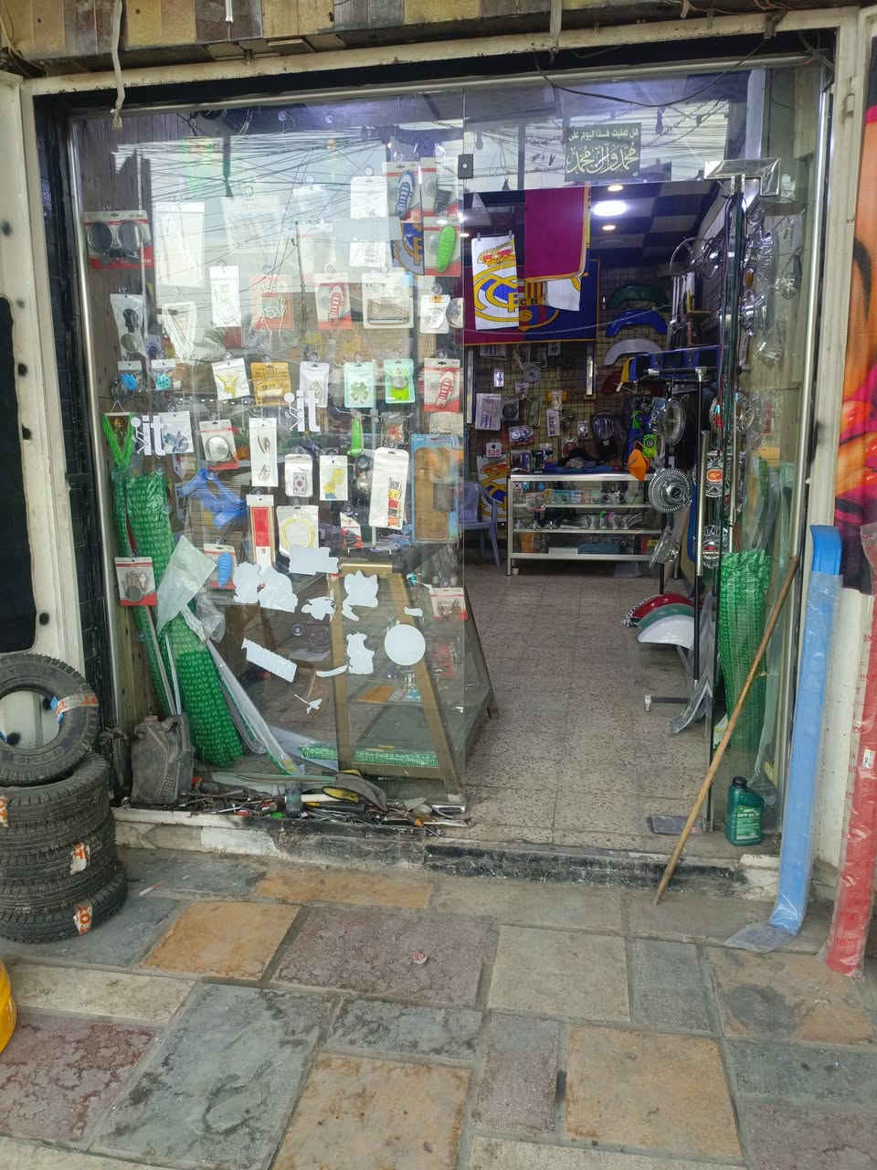 للبيع محل كامل تريد بس غراض عادي تريد هوه والمحل بخدمتك مكان الشعب شارع الصحه ***********
