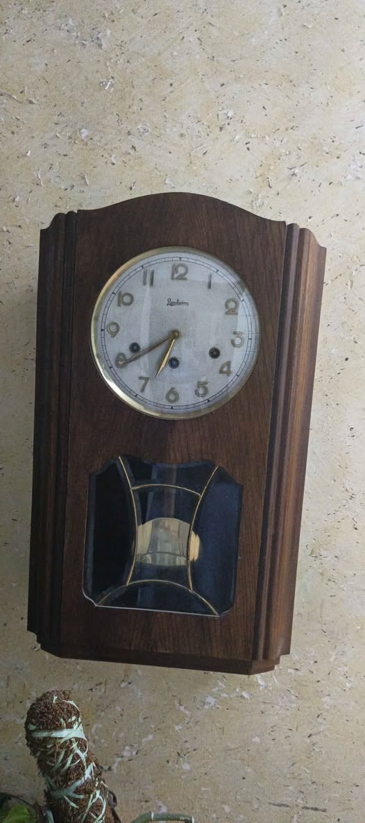 ساعه قديمه زجاج كرستال شغاله نضيفه كل ربع ساعه دقه تختلف عن الاخرى تحفه مميزه لهواه التحف بغداد, العراق


**إذا كنت صاحب هذا الإعلان وتريد حذفه لأي سبب، رجاءا أرسل رسالة إلى الدعم الفني**