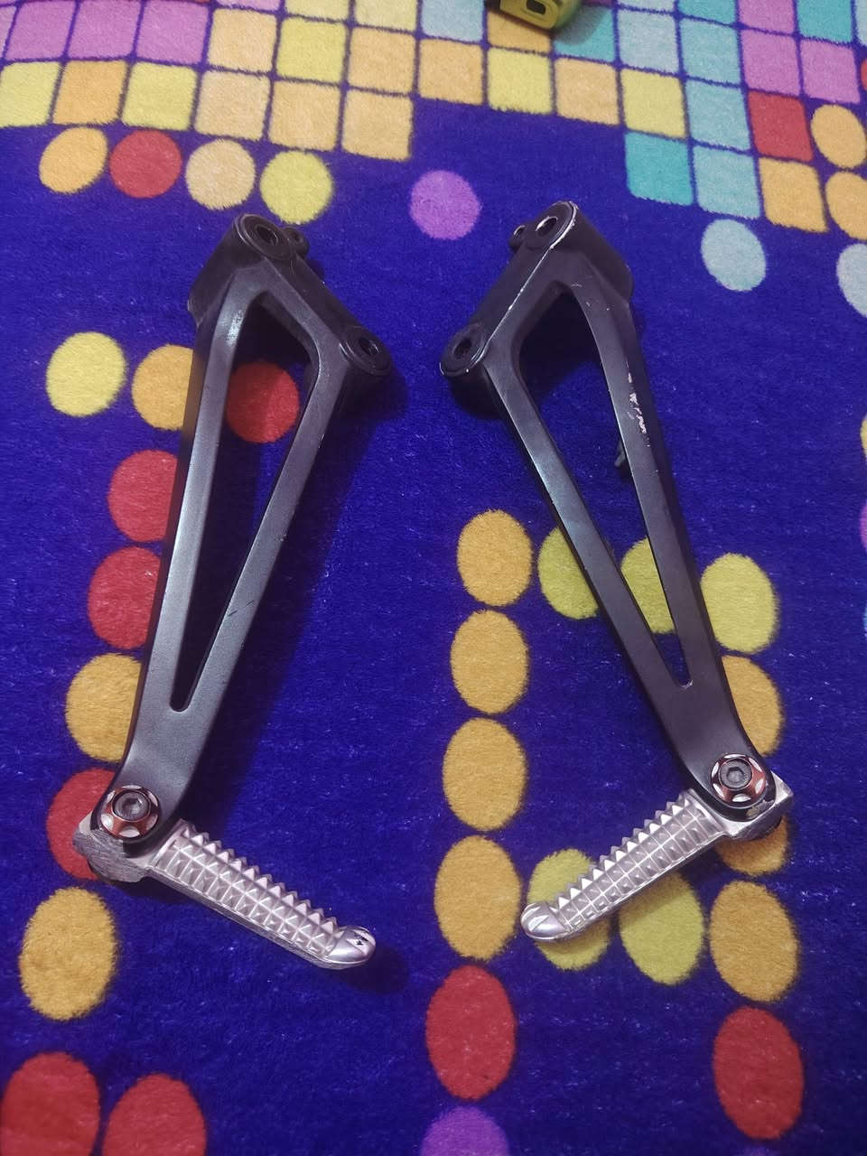 السلام عليكم دواسات مال ياماها R1قيم وخذ توصيل موجود وهاذه رقمي ***********
