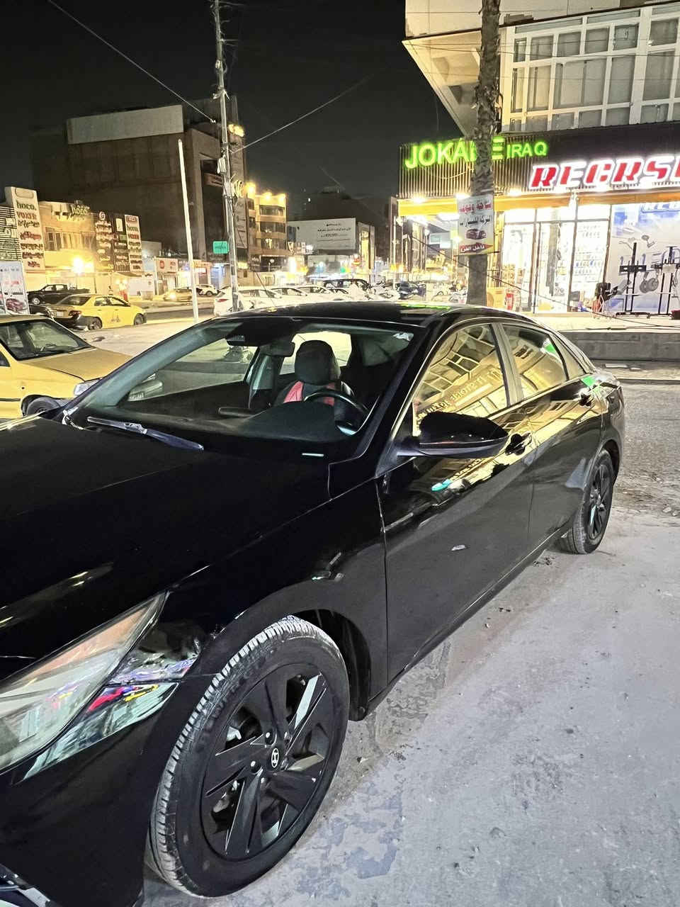 السلام عليكم
🚗 للبيع — Hyundai Elantra 2022 فئة Blue

الموديل: 2022المحرك: 2000 سي سي DOHC دوش  

المواصفات:• شاشة وسطية• كامرة خلفية• تشغيل عن بعد حساسات بارك• Auto Hold• مثبت سرعة• نظام المحافظة على المسار• رادار أمامي• بلوتوث وApple CarPlay لاسلكي
جنطة ذكية تنفتح عند الاقتراب•
رادار تحذيري عند فتح الابواب  اذا سيارة قريبة عليك
سايد بريك بصمة
وبعد هوايه مواصفات بيعا  
      السيارة استخدام شخصي ماشية ١٠٨ كيلو 
 كير محرك كهربائيات كفالة 
الحادث جاملغ وشويه من البنيد نفسهم مصلحات يعني قطعة صبغ وشويه من البنيد بدون تبديل السيارة كلها ليبل واحد صور الحادث وسونار جديد بلمنشور
نقوصات السيارة غاز تبريد وتعديلات بلكشر بوليش بلجديد مسويلها باتري جديد شادلها تراي 
رقمها شمالي تريد تحويل تريد وكالة 
السعر: (١٣٠ ) بيها مجال
للاستفسار: ( ***********)
عنواني زيونة او اعظمية
