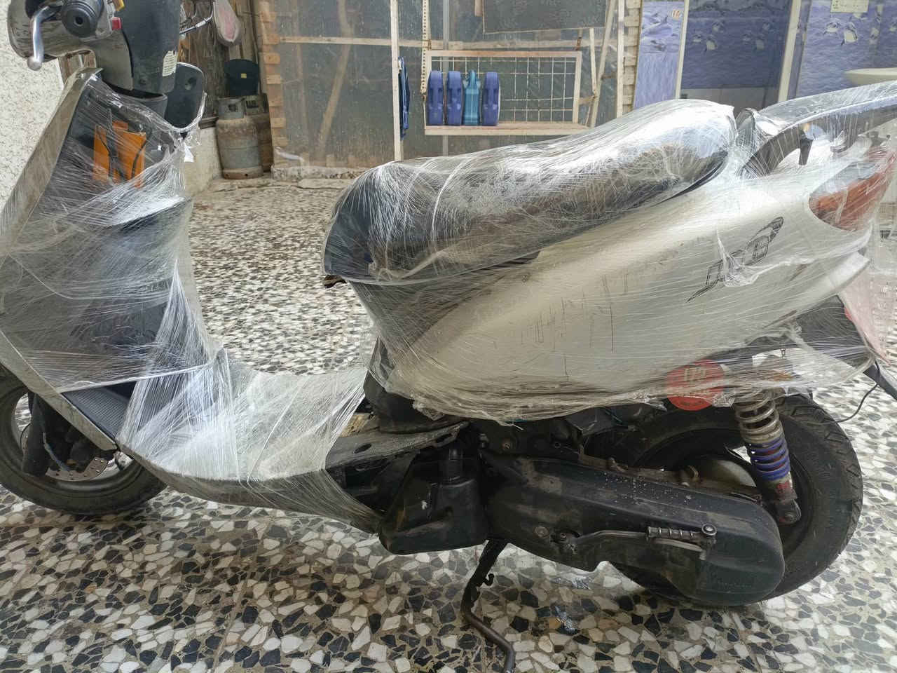 السلام عليكم
دراجة عصفورية السرعة 60 
دارجة تشتغل هندر واحد السلف عوزة راجز
كهربائيات كلهة شغالة محرك ناعم الكفرات كدامكم 
العنوان بغداد الشعب 
رقم الهاتف : ***********
