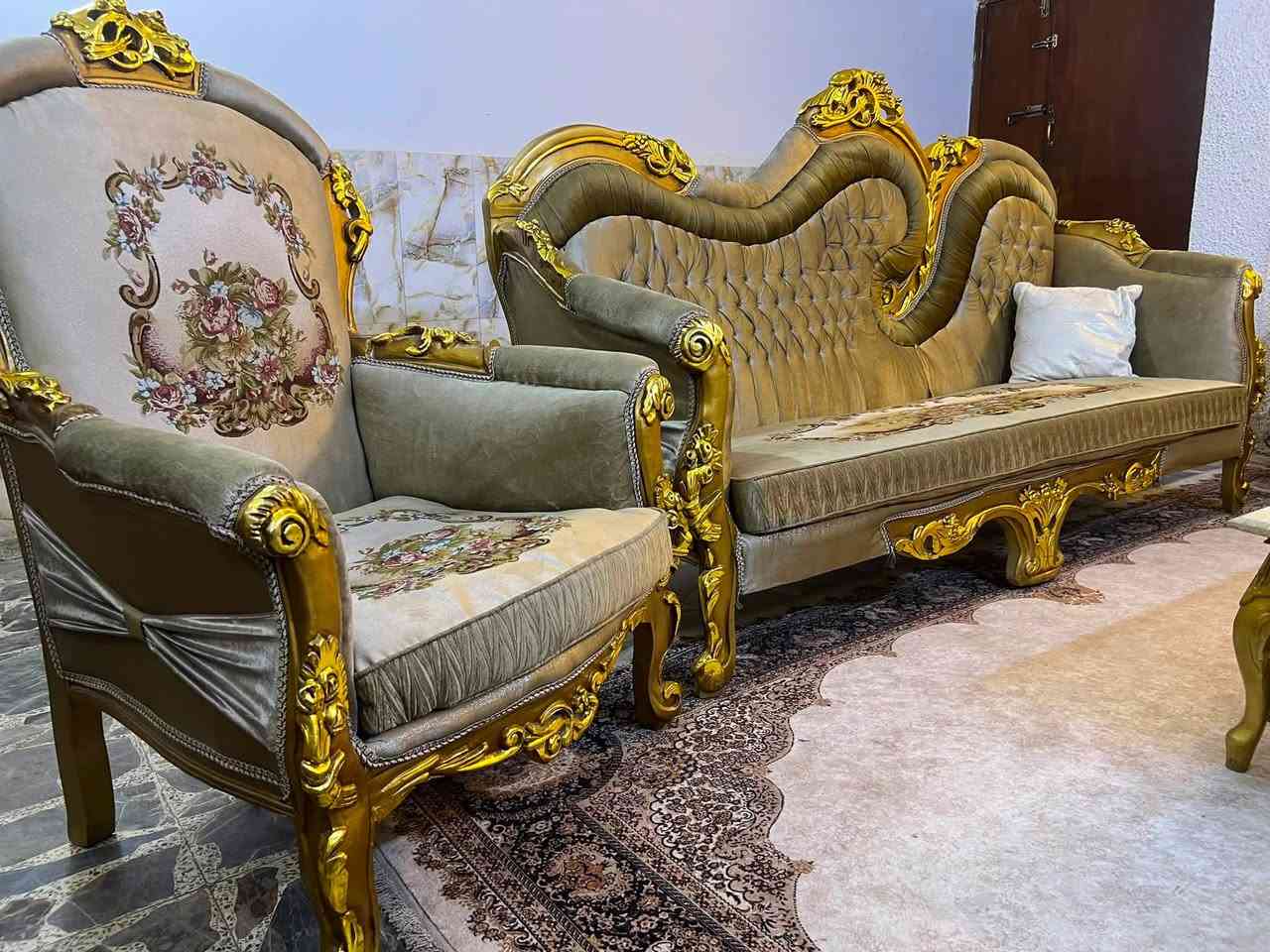 تخم مصري دمياط خشب زان عشر مقاعد مع طبله وسطيه نظيف جداً مكانت المنصور السعر مليون وربع ***********

