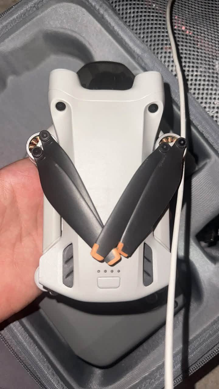السلام عليكم ورحمة الله وبركاته
درون dji mini 3 pro سنكل أستعمال قليل جداً
مع بطاريتين بلاس الأصلي ٤٨ دقيقة ملحقات كاملة مع ريش أحتياط جديد وقديم ومفك براغي.

❗️ملاحظة : بيها فقط خدش بسيط وممأثر أبداً مكاني سماوة توصيل ماعندي للي حاب يتواصل رقمي واتساب  ***********
