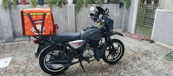 سلام عليكم بوكسر موديل 23 بس مسجلة سنوية 22 لين دخولها بشهر 11 الدراجة مرقمة بغداد بسمي مكينه كير مكفول كهربائيات كلها شغالة بعدها ع وضع شركة ماشية 30 دراجة احلى من صور بس واشر مال قبق ولفات مبدل لين تعرفون بمرور وقت يستهلك وبدلته تايرات جدد منضومة لايتات وبلوجكترات دراجة مكانها بغداد حي الاعلام سعرها 2100 وبيها مجال لطيبين رقم تلفوني *********** وتساب ورصيد عادي
